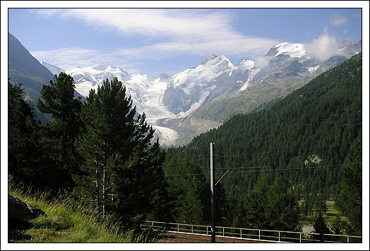 Die Berninabahn bei der Montebellokurve. Im Hintergrund ist der Morteratsch-Gletscher sichtbar.
