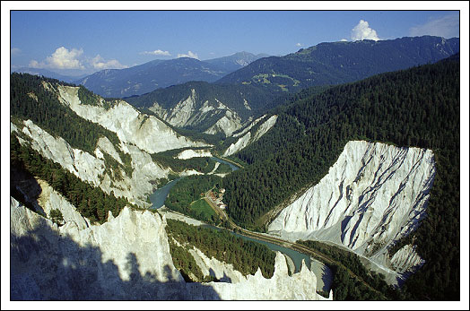 Die zerklüfteten Kalksteinfelsen der Vorderrheinschlucht sind im Alpenraum einmalig. 
